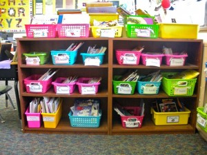 Love how this teacher organized her classroom library!