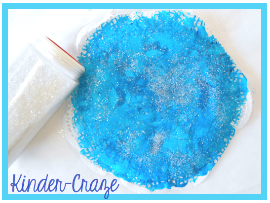 Tutorial for pretty snowflakes made from doilies and paper plates. Plus glitter for sparkle! 