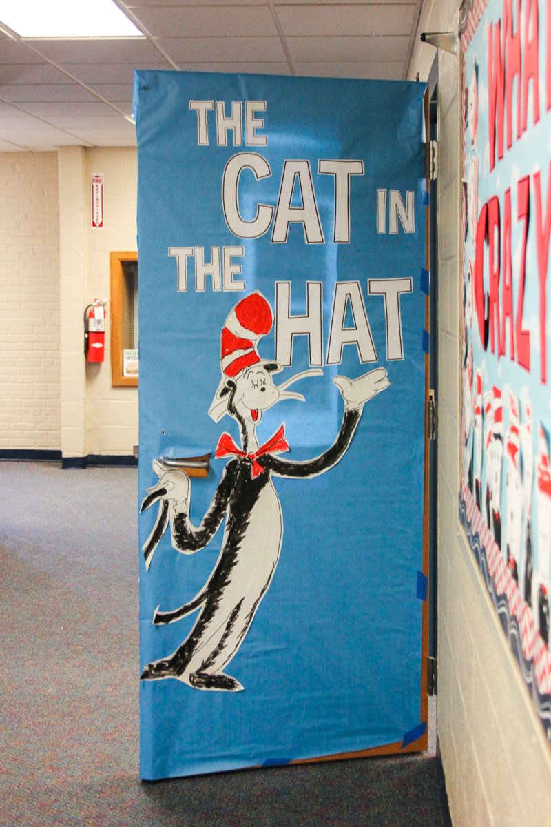 easy Cat in the Hat inspired art to celebrate reading month | kindergarten art project | painting for kids | Kinder Craze blog